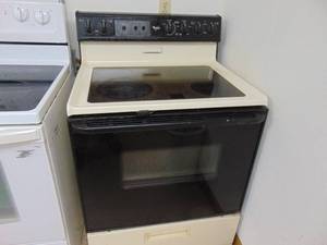 lot 1328 image: Whirlpool Stove - Good Working Condition