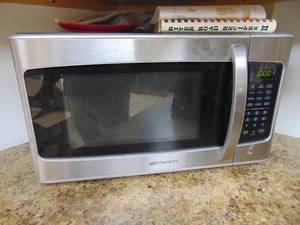 lot 1337 image: Emerson Microwave - Works Good