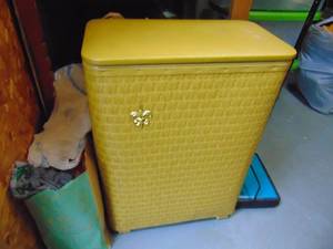lot 1340 image: Vintage Clothes Hamper