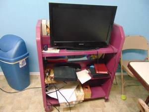 lot 1358 image: Metal Rolling Cart with TV and Video Player - Contents