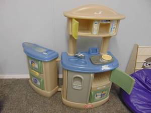 lot 1364 image: Little Tykes Kitchen