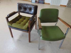 lot 1390 image: Pair of vintage sitting chairs