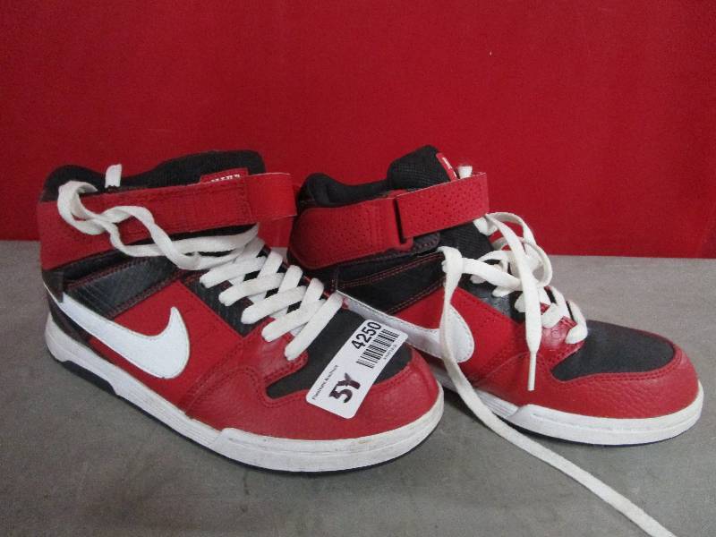 lot 4250 image: Kids Nike AF1