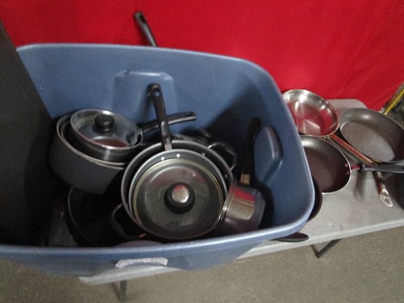 lot 4238 image: Lot of Pots