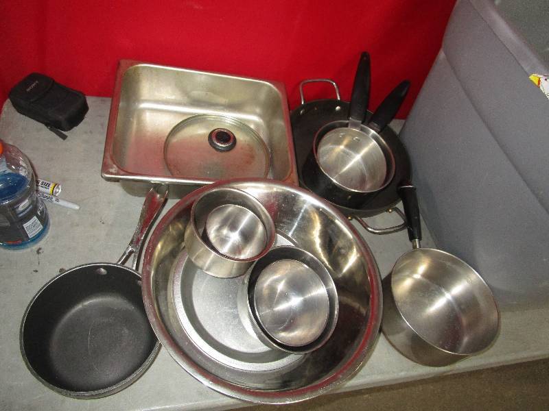 lot 4231 image: Lot of Pots