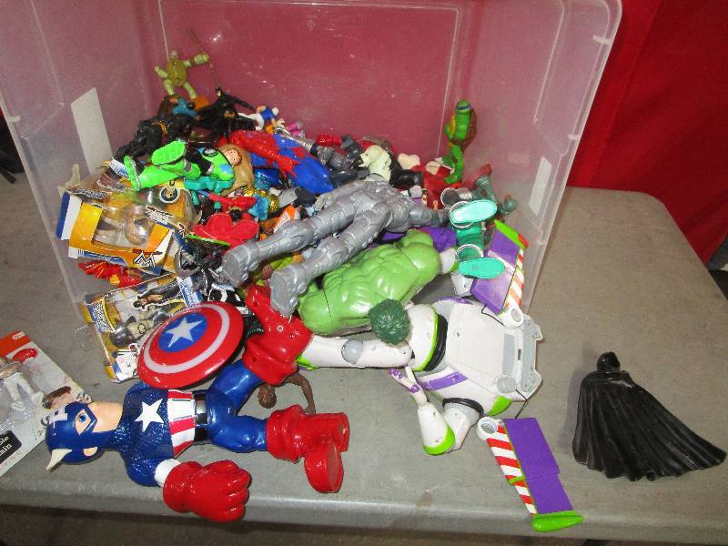 lot 4230 image: Lot of Action Figurines