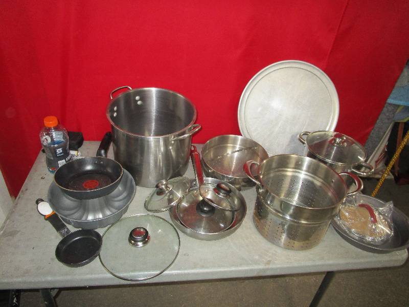 lot 4225 image: Lot of Pots