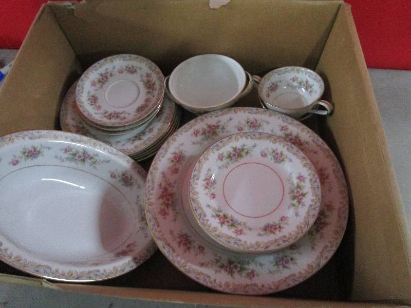 lot 4220 image: Pink Floral Dish Set