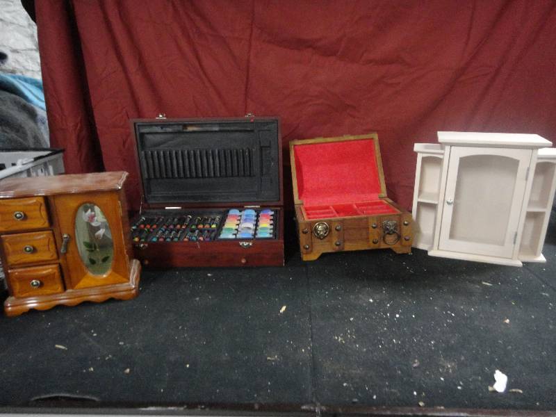 lot 4298 image: Lot of Random Items