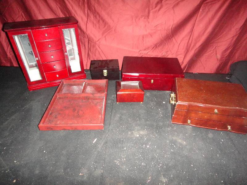 lot 4299 image: Lot of Jewelry Boxes