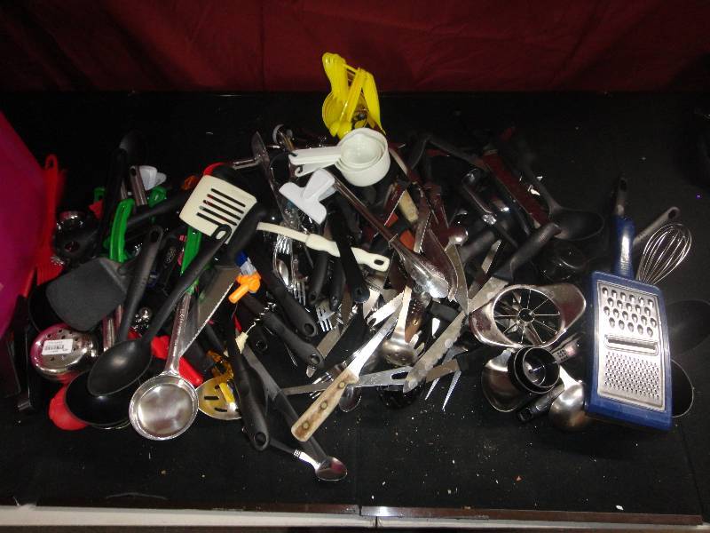 lot 4302 image: Lot of Utensils
