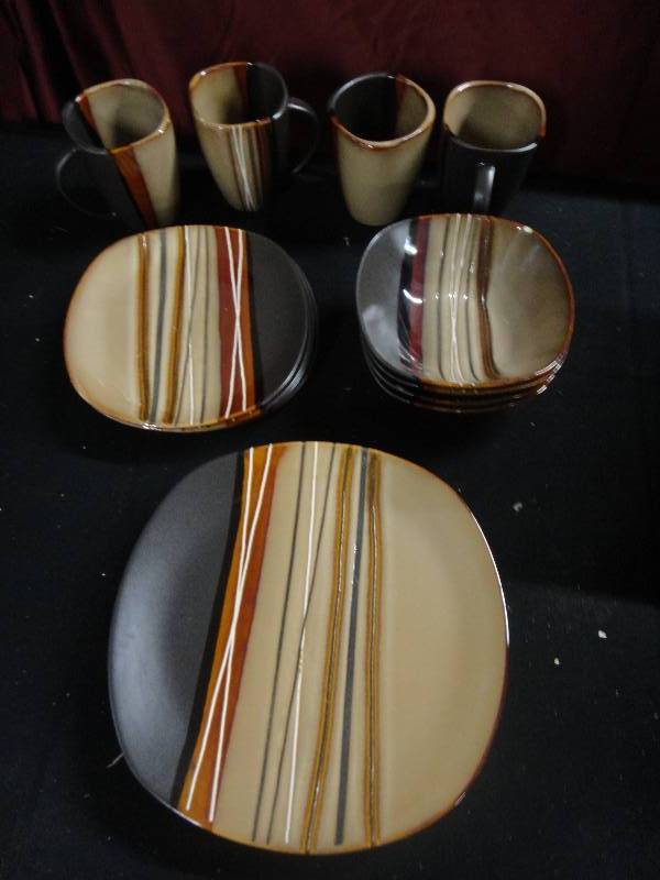 lot 4318 image: Striped Dish Set