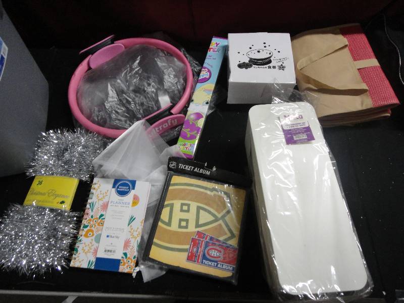 lot 4325 image: Lot of Random Items