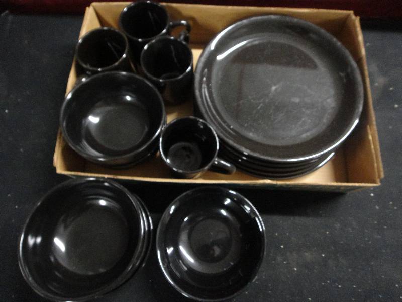 lot 4332 image: Black Dish Lot