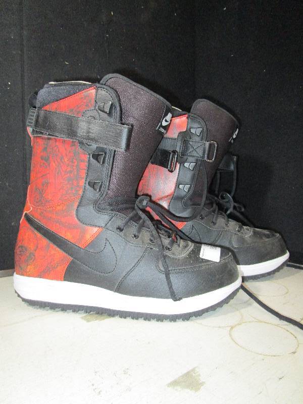 lot 3819 image: Nike Snow Boots