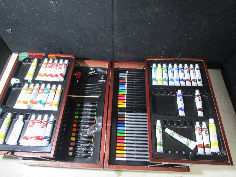 lot 3818 image: Coloring Case