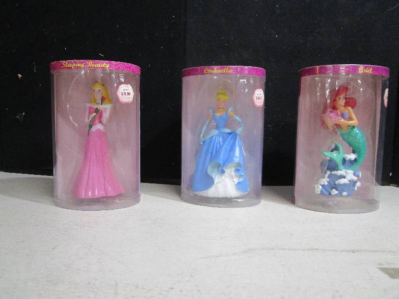 lot 3810 image: Lot of Disney Princess Dolls