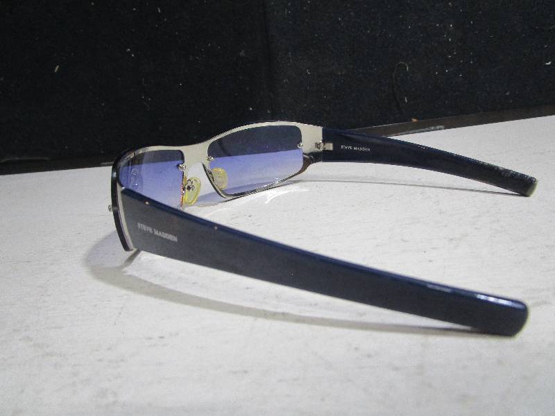 lot 3795 image: Nice Pair of Sunglasses