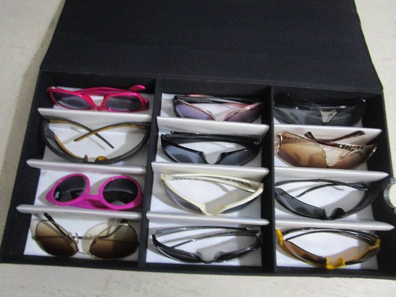 lot 3791 image: Lot of Sunglasses