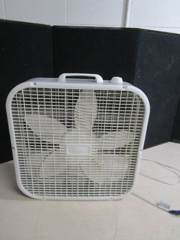 lot 3886 image: Box Fan