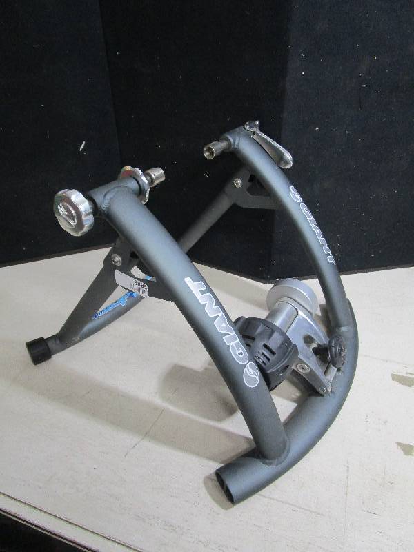 lot 3885 image: Motorcycle Stand 