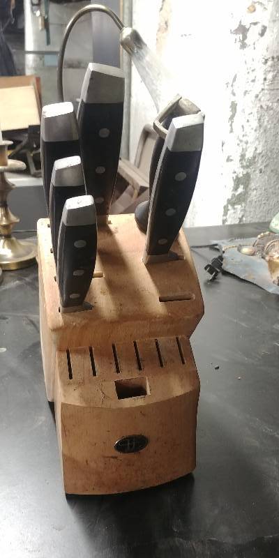 lot 6185 image: Knife Block and Knives