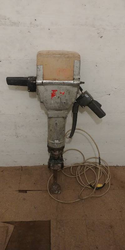 lot 21 image: Jackhammer (Handle Broken)