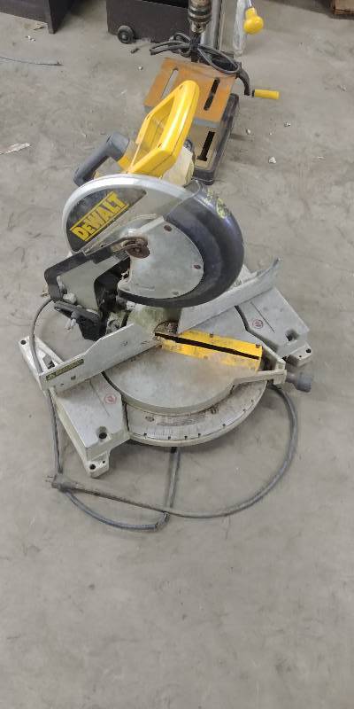 lot 24 image: DeWalt 12 Compound Miter Saw