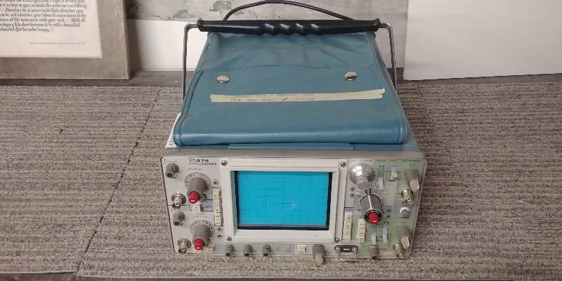 lot 29 image: Tektronix 475 Oscilloscope