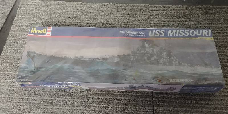 lot 31 image: Revell USS Missouri Model Ship