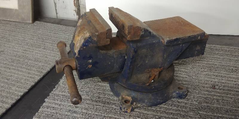 lot 33 image: Bench Vice