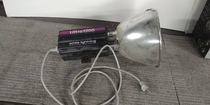 lot 40 image: White Lightning Ultra 1200 Light