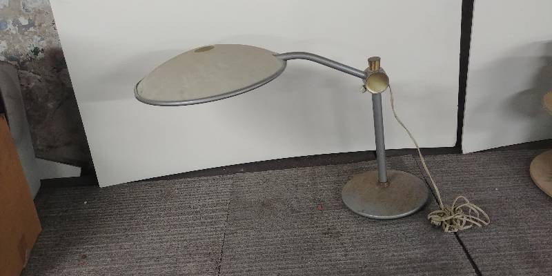 lot 48 image: Dazor Model 2008 Mid-Century Saucer Desk Lamp