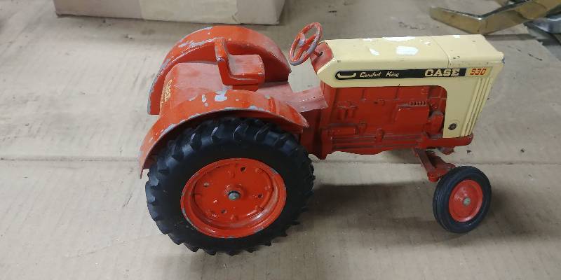 lot 62 image: Case Comfort 930 Die Cast Tractor As Is