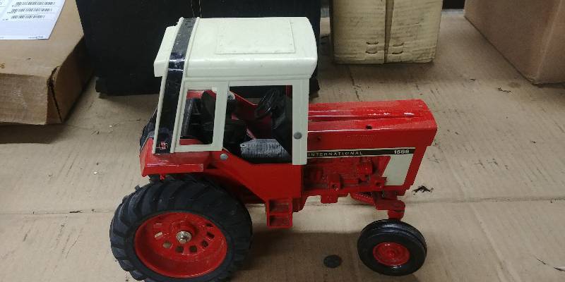 lot 70 image: International 1586 Die Cast Tractor