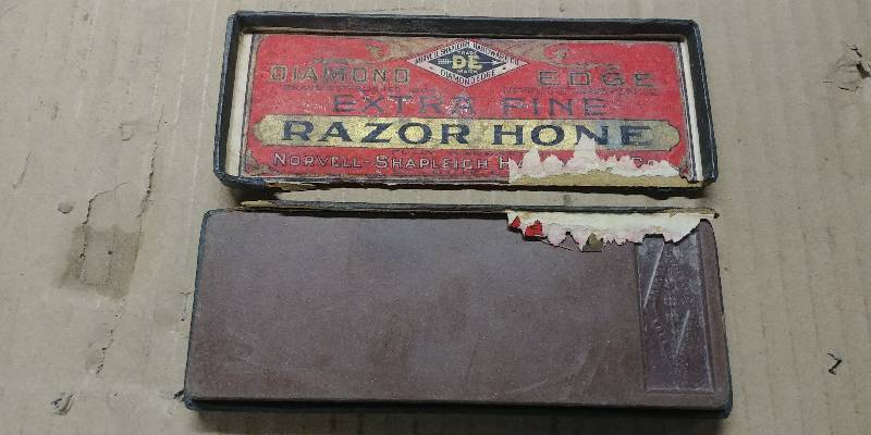 lot 77 image: Antique Norvell-Shapleigh Razor Hone