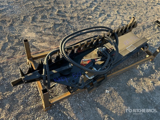 lot 8379 image: Unused GIYI Skid Hedge Trimmer