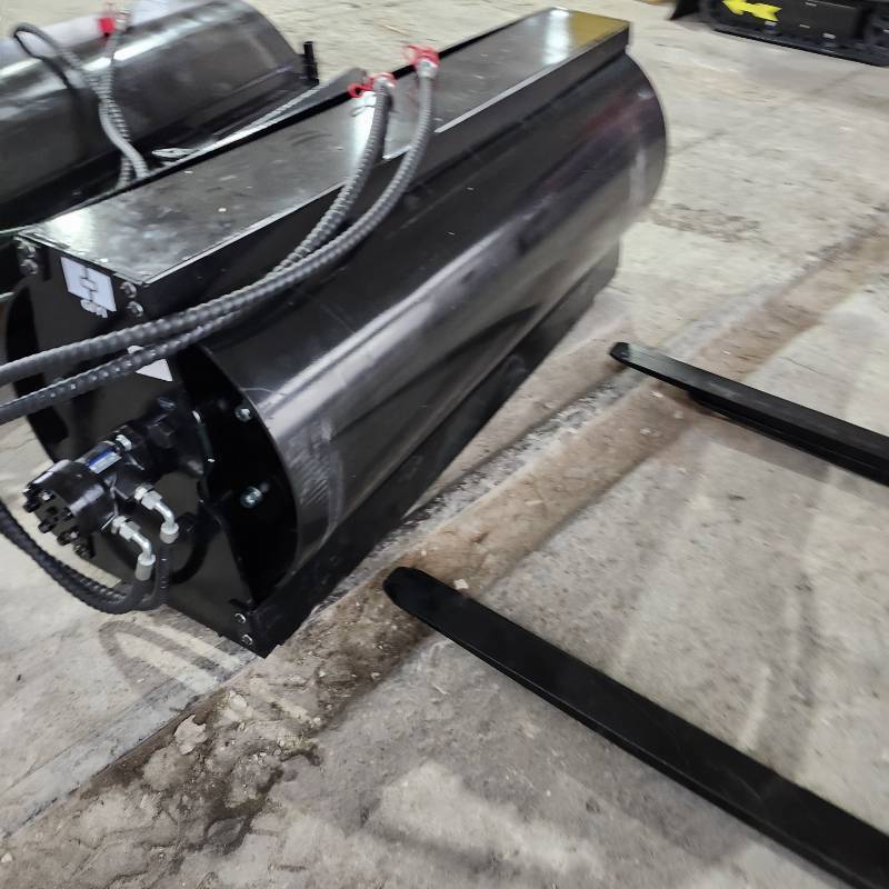 lot 8396 image: Unused ATTACH Skid Steer roller  Model AT D-YLUJ