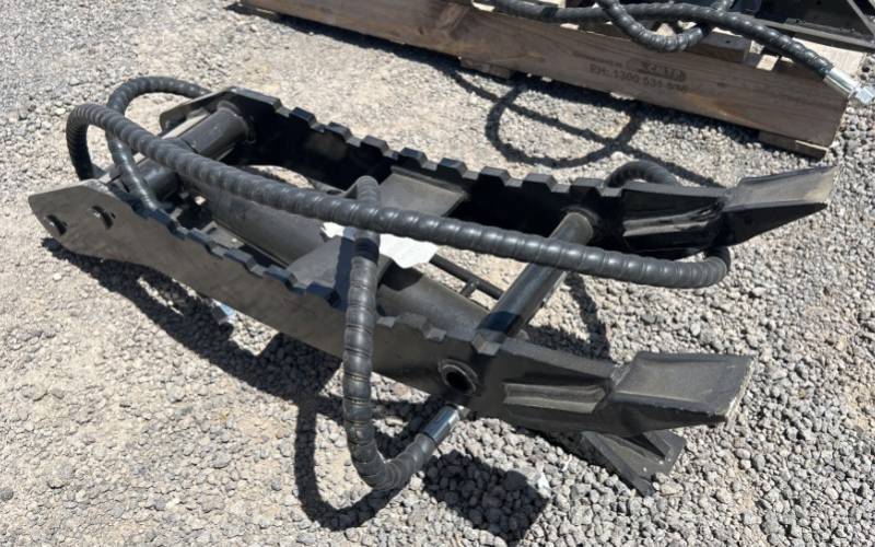 lot 8420 image: Unused Hydraulic Excavator Thumb - Excavator Attachments