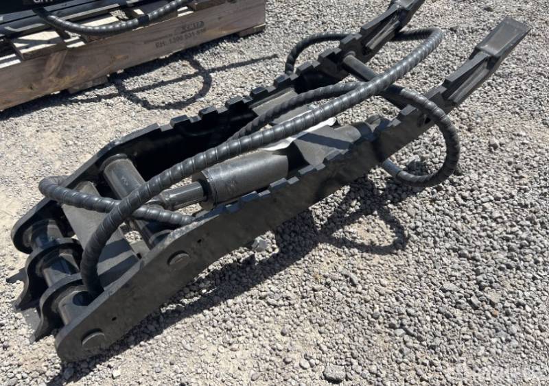 lot 8422 image: Unused GIYI 35-ton Excavator Thumb - Excavator Attachments