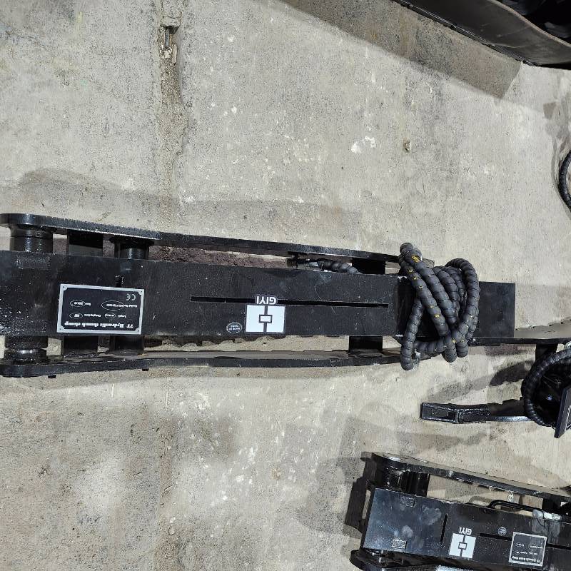 lot 8424 image: Unused GIYI CAT 79-ton Excavator Thumb - Excavator Attachments
