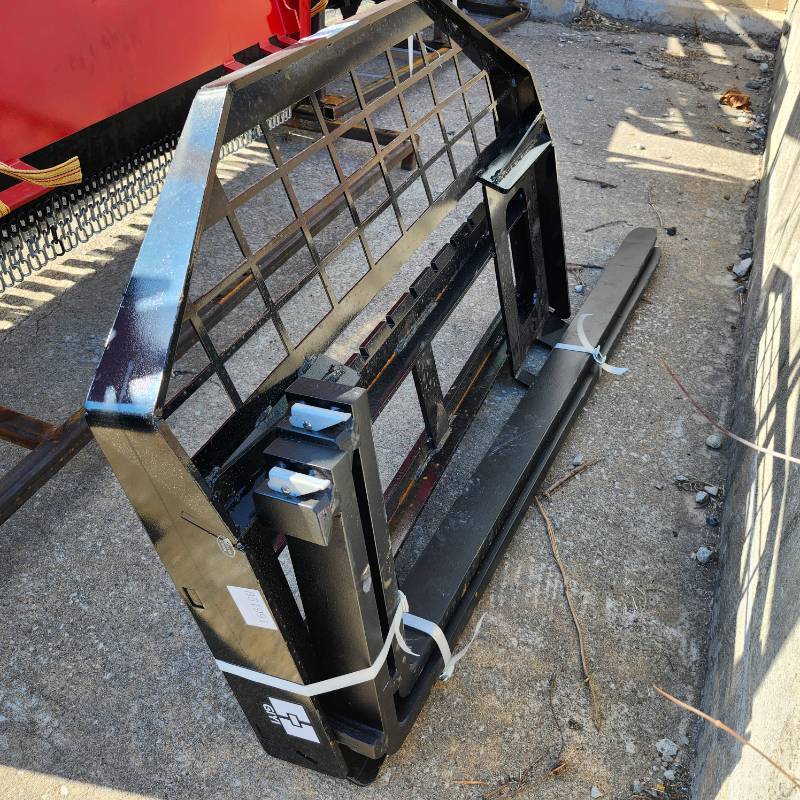 lot 8388 image: Unused GIYI Skid Steer Forks - Skid Steer Attachments