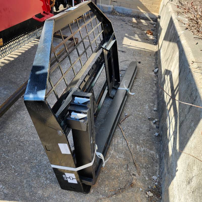 lot 8389 image: Unused GIYI Skid Steer Forks - Skid Steer Attachments