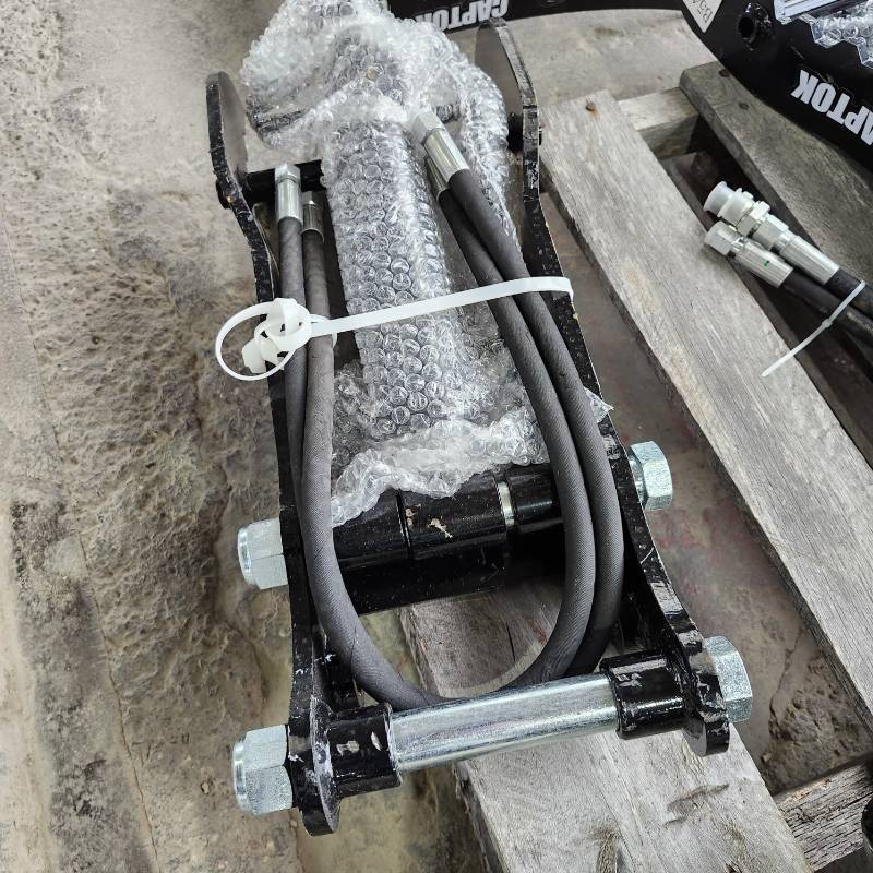 lot 8472 image: Unused CAPTOK Hydraulic Thumb
