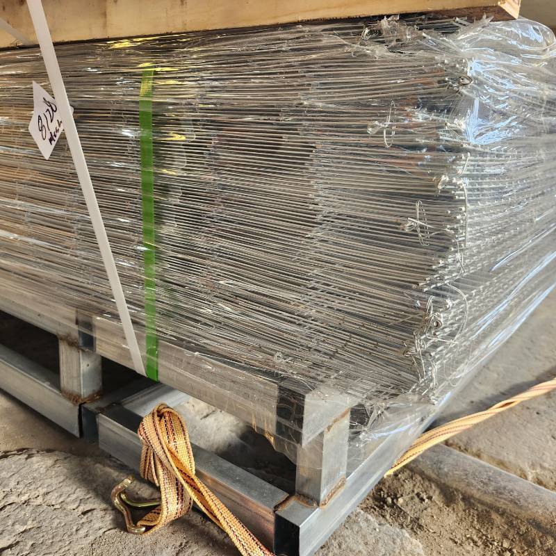lot 8128 image: Galvanized Fence Mesh sheet 100pcs