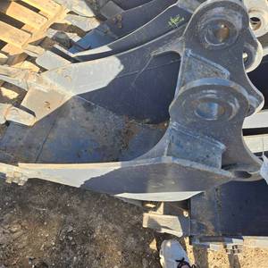 lot 59 image: Excavator Bucket - Heavy Equipment Attachment