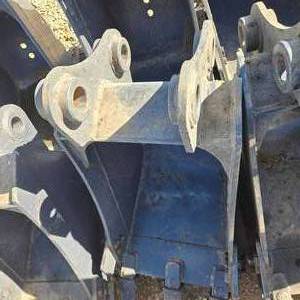lot 60 image: Heavy Equipment Bucket Attachment