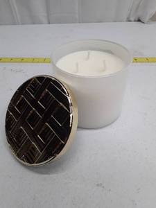 lot 30151 image: Bath & Bodyworks 14.5oz Watermelon & Wild Mint Scented Candle - Retail $26.95