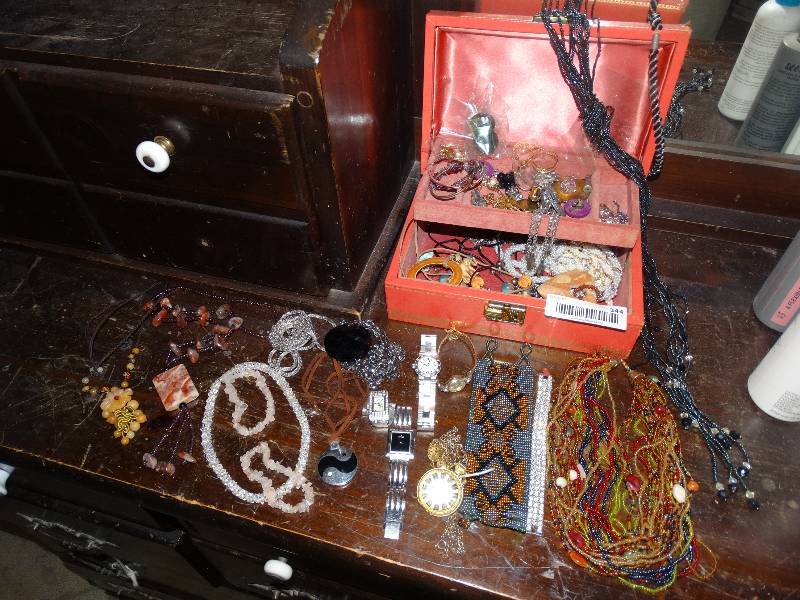 lot 344 image: Vintage Jewelry Box wVarious JewelryWatches.