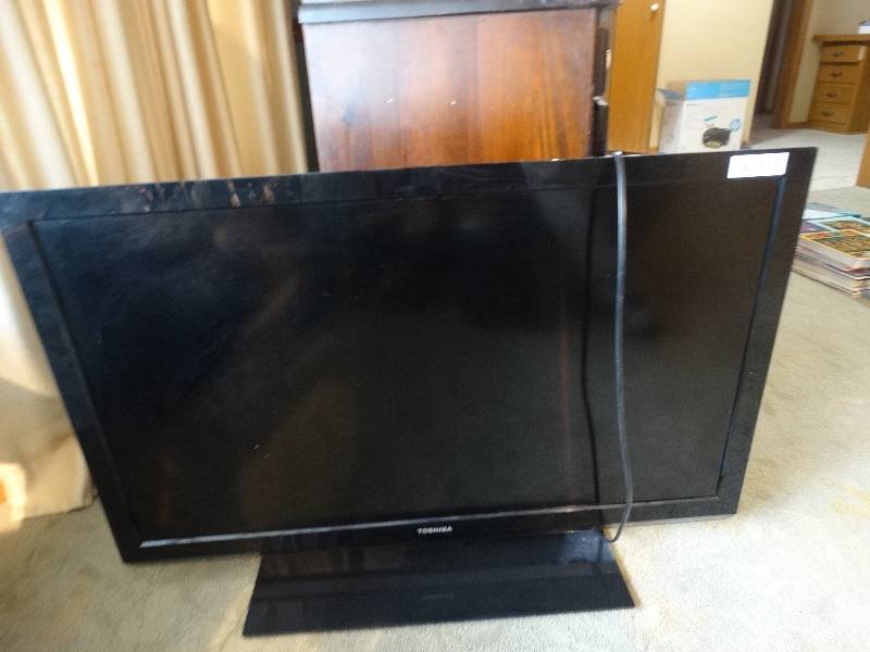 lot 347 image: Large Toshiba Flat Screen TV.
